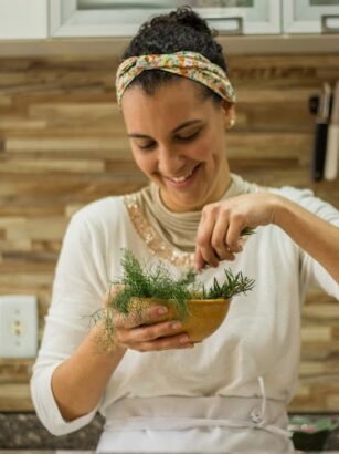Conheça a alimentação cíclica, uma filosofia alimentar criada por Halina Almeida em seu restaurante em Florianópolis em 2022.
