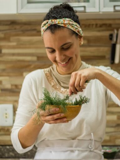 Conheça a alimentação cíclica, uma filosofia alimentar criada por Halina Almeida em seu restaurante em Florianópolis em 2022.