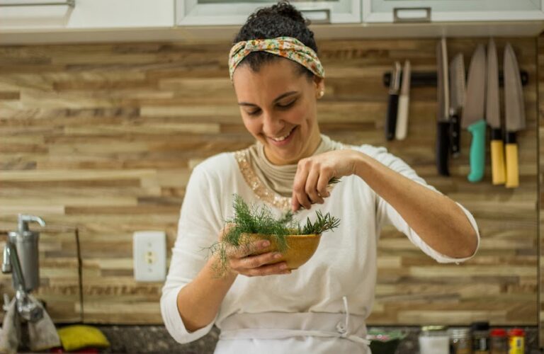 Conheça a alimentação cíclica, uma filosofia alimentar criada por Halina Almeida em seu restaurante em Florianópolis em 2022.